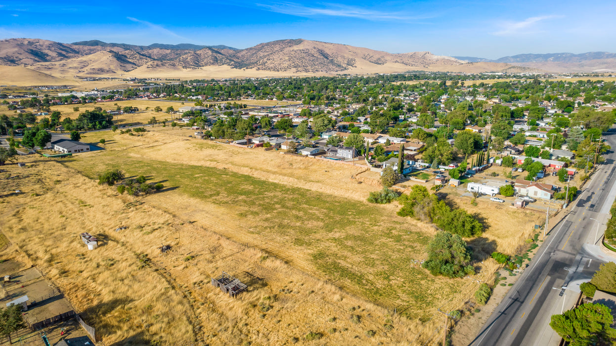 8.28 Acres Tehachapi, Kern County, CA (Power & Paved Road)