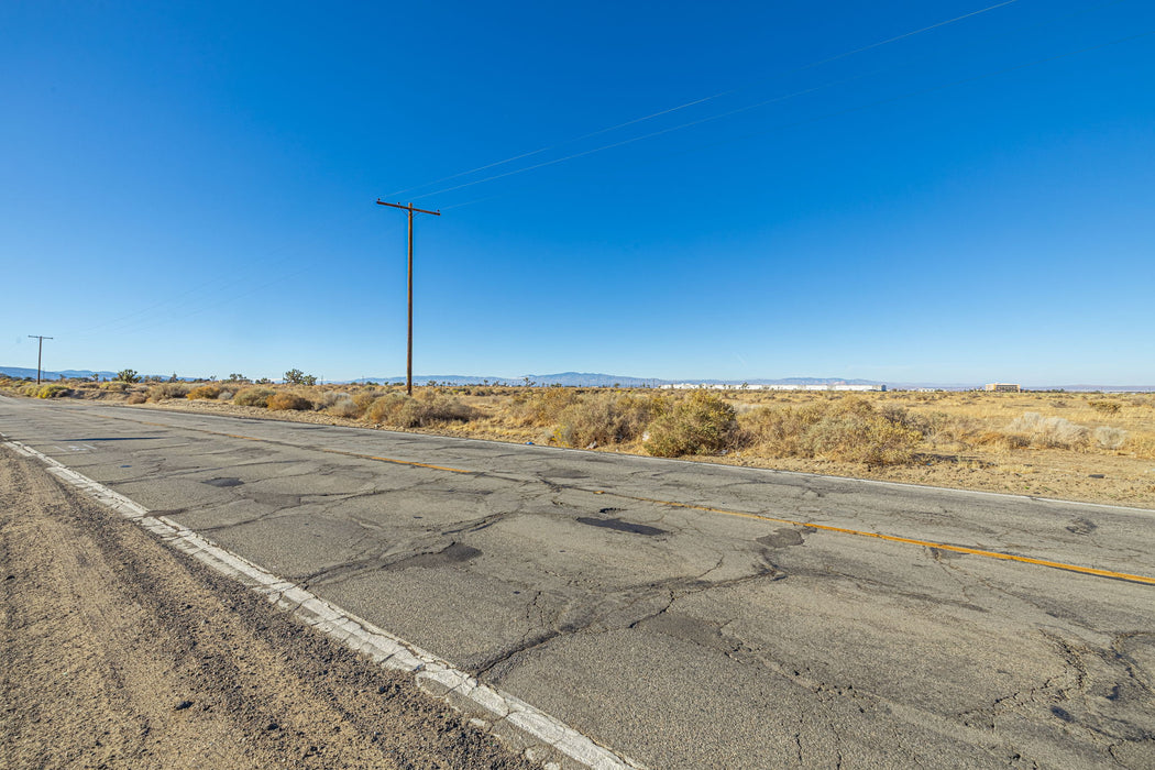 4.70 Acres Palmdale, Los Angeles County, CA (Commercial Lot, Power, & Paved Road)