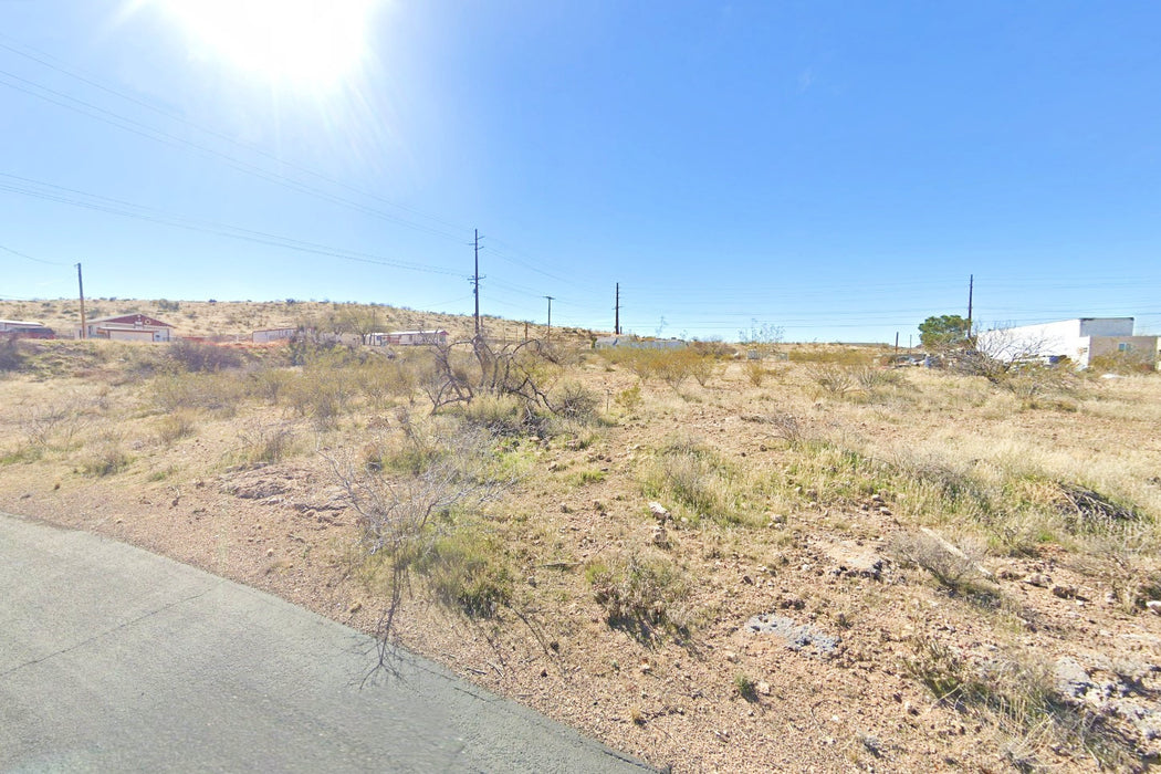 0.11 Acre Kingman, Mohave County, AZ (Power, Water, & Paved Road)