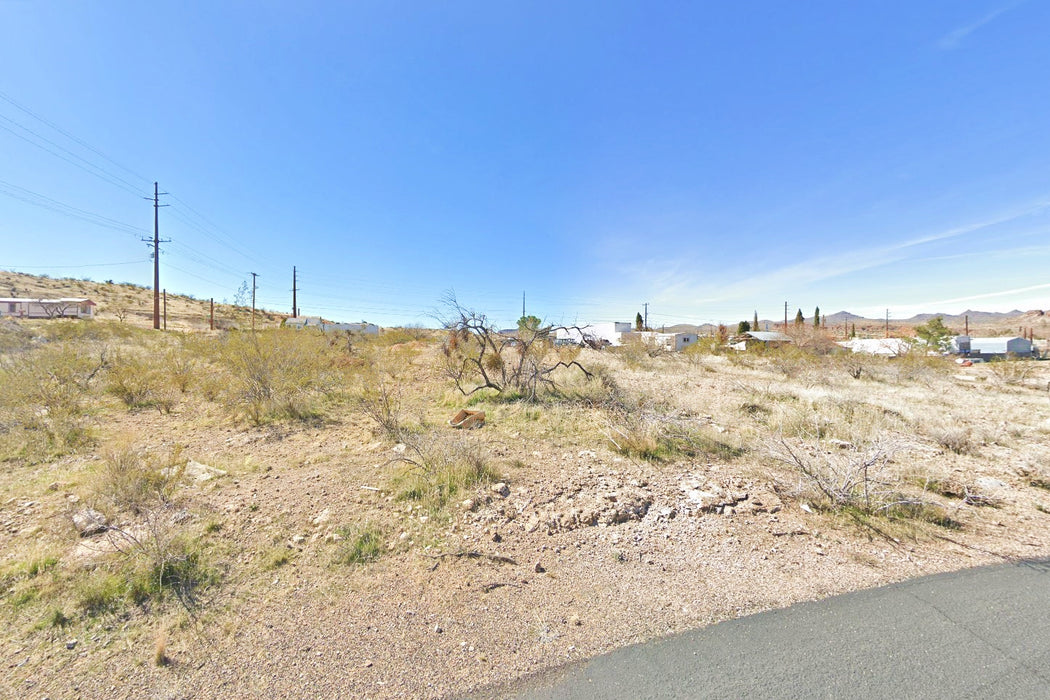 0.11 Acre Kingman, Mohave County, AZ (Power, Water, & Paved Road)