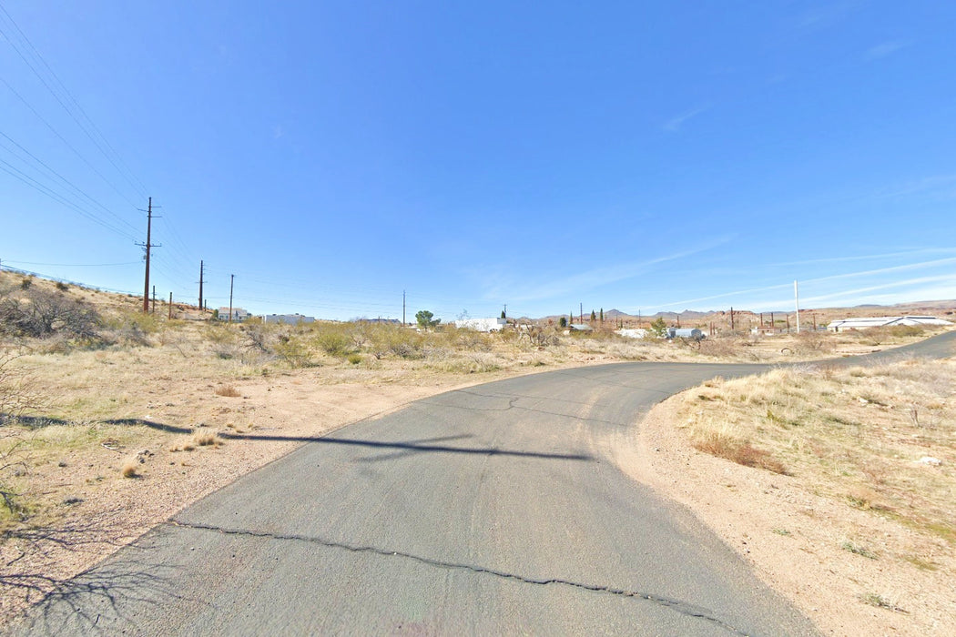 0.11 Acre Kingman, Mohave County, AZ (Power, Water, & Paved Road)