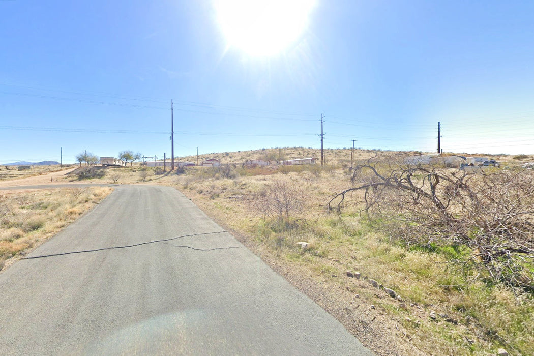 0.11 Acre Kingman, Mohave County, AZ (Power, Water, & Paved Road)