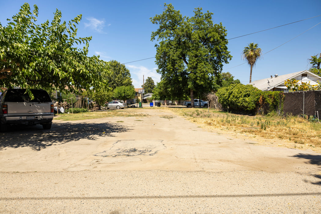 0.18 Acre Selma, Fresno County, CA (Power, Water, & Paved Road)