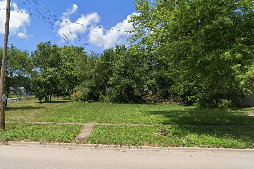 0.14 Acre Springfield, Sangamon County, IL (Power, Water, & Paved Road)