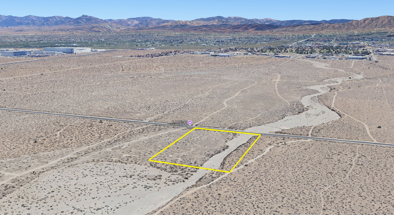4.70 Acres Palmdale, Los Angeles County, CA (Commercial Lot, Power, & Paved Road)
