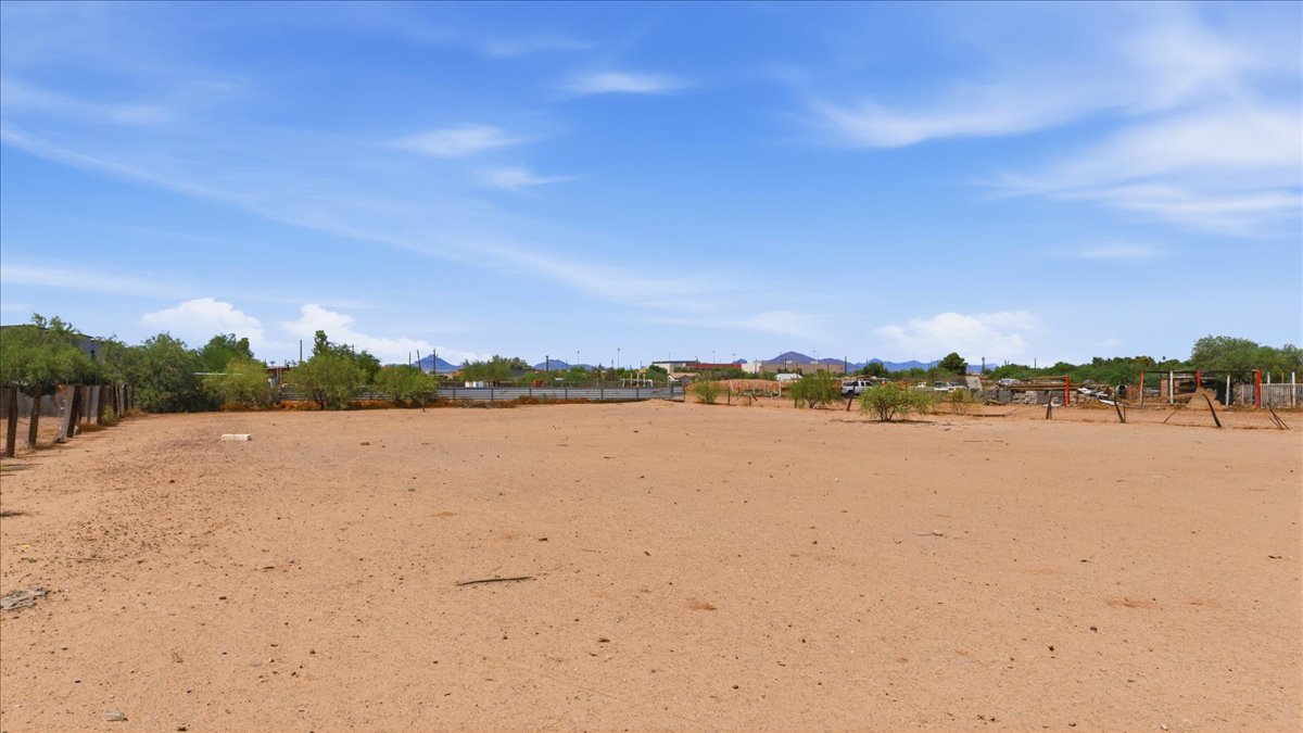 1.45 Acres Phoenix, Maricopa County, AZ (Power, Water, and Paved Road)