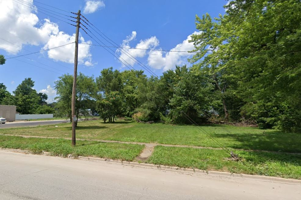 0.14 Acre Springfield, Sangamon County, IL (Power, Water, & Paved Road)