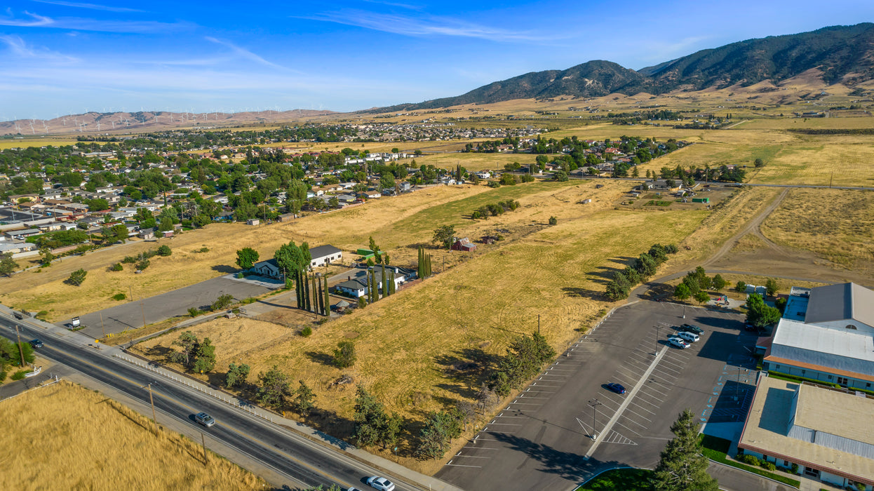 1.01 Acres Tehachapi, Kern County, CA (Power & Paved Road)