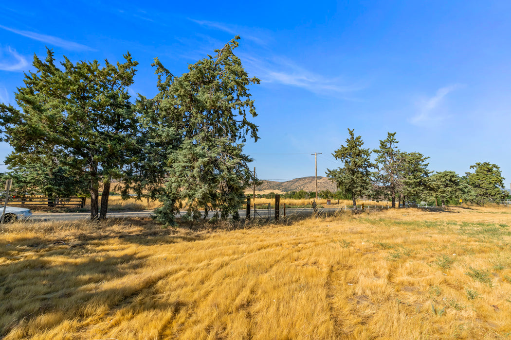 1.01 Acres Tehachapi, Kern County, CA (Power & Paved Road)