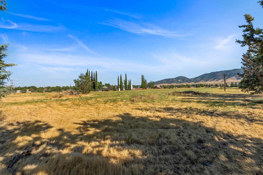 1.01 Acres Tehachapi, Kern County, CA (Power & Paved Road)