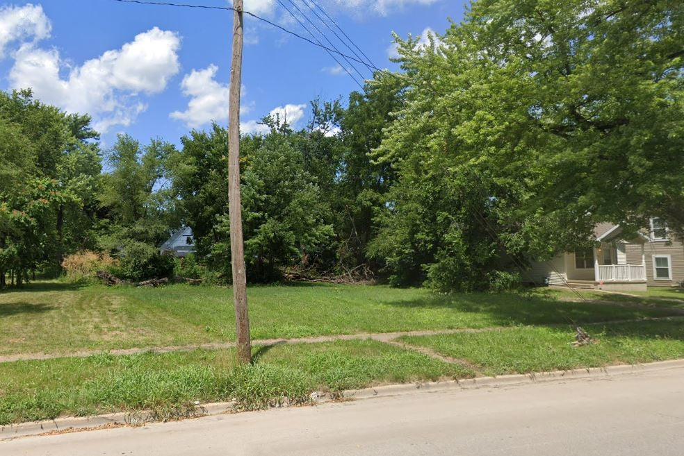 0.14 Acre Springfield, Sangamon County, IL (Power, Water, & Paved Road)