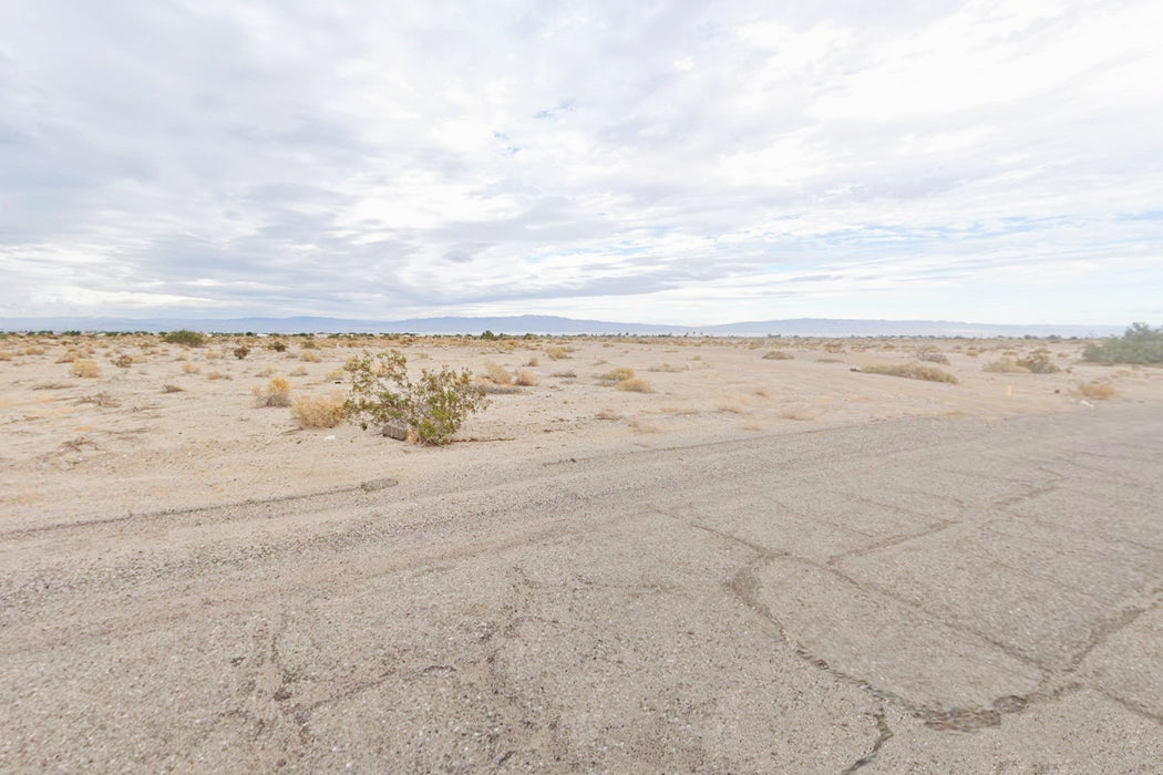 0.53 Acre Salton City, Imperial County, CA (Water & Paved Road)