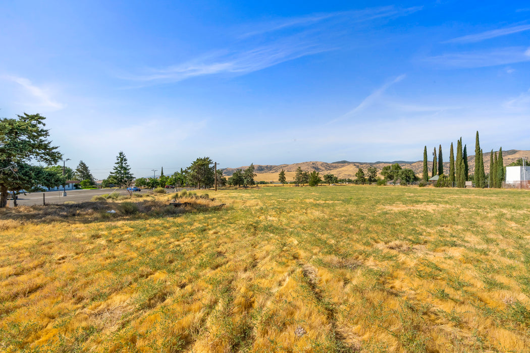 1.01 Acres Tehachapi, Kern County, CA (Power & Paved Road)