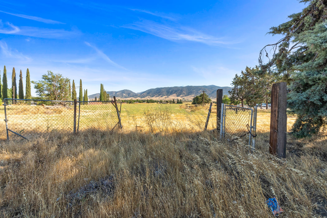 1.01 Acres Tehachapi, Kern County, CA (Power & Paved Road)