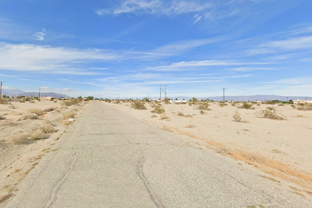 0.23 Acre Salton City, Imperial County, CA (Power & Paved Road)