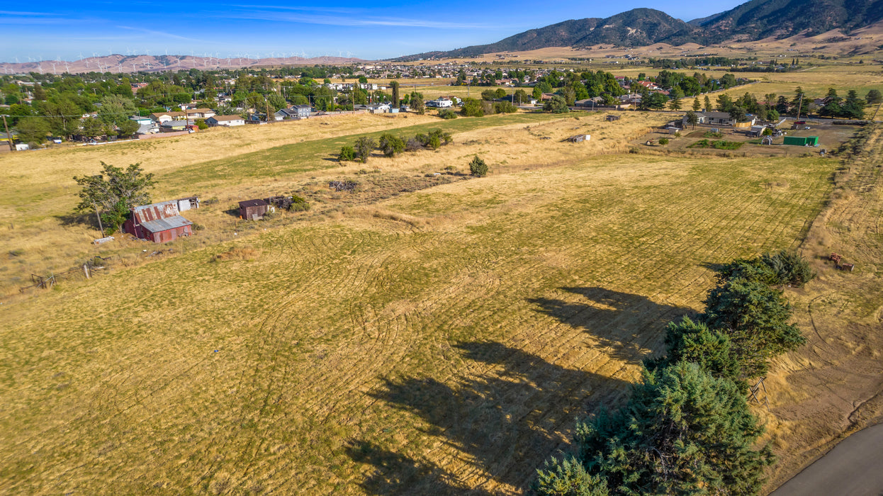 3.78 Acres Tehachapi, Kern County, CA (Power & Paved Road)