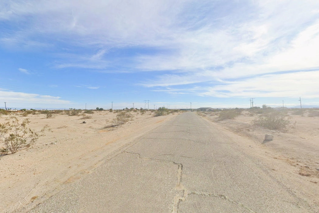0.23 Acre Salton City, Imperial County, CA (Power & Paved Road)