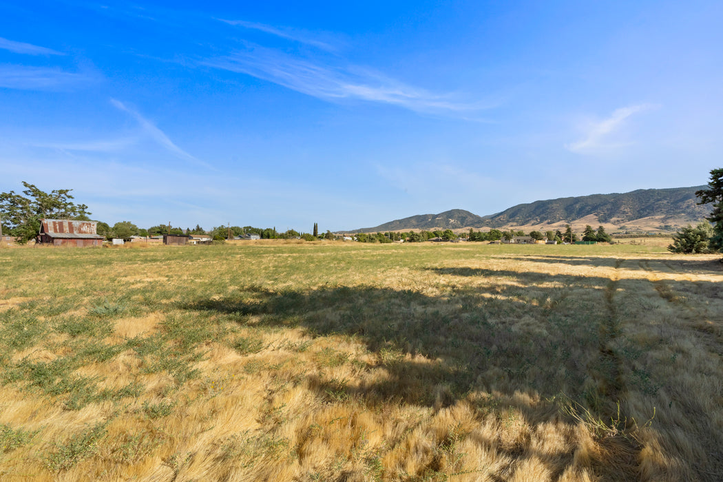 3.78 Acres Tehachapi, Kern County, CA (Power & Paved Road)