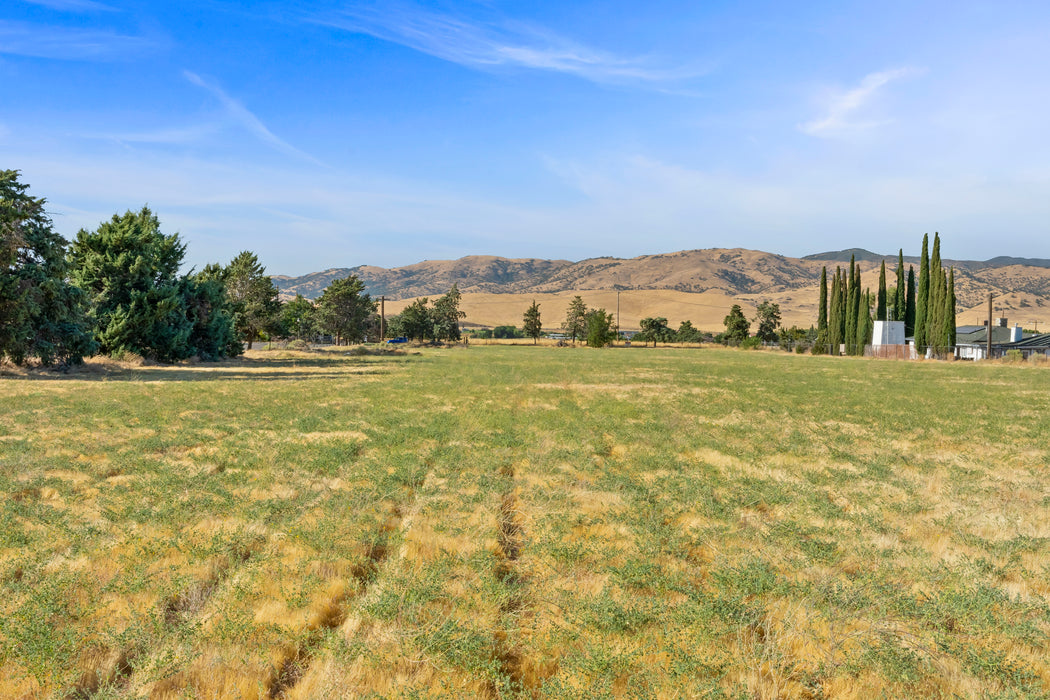 3.78 Acres Tehachapi, Kern County, CA (Power & Paved Road)