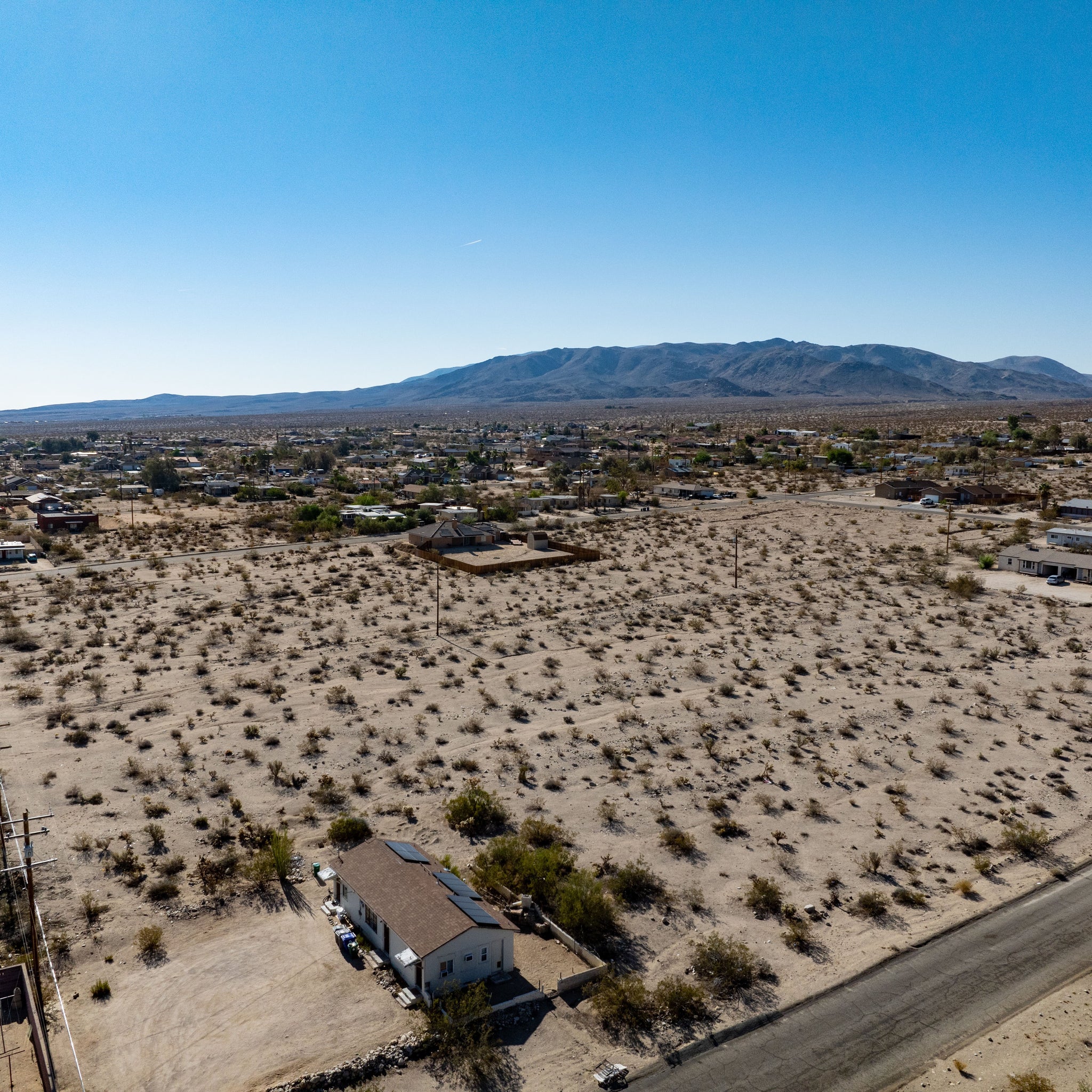 0.69 Acre Twentynine Palms, San Bernardino County, CA (Power, Water, & Paved Road)