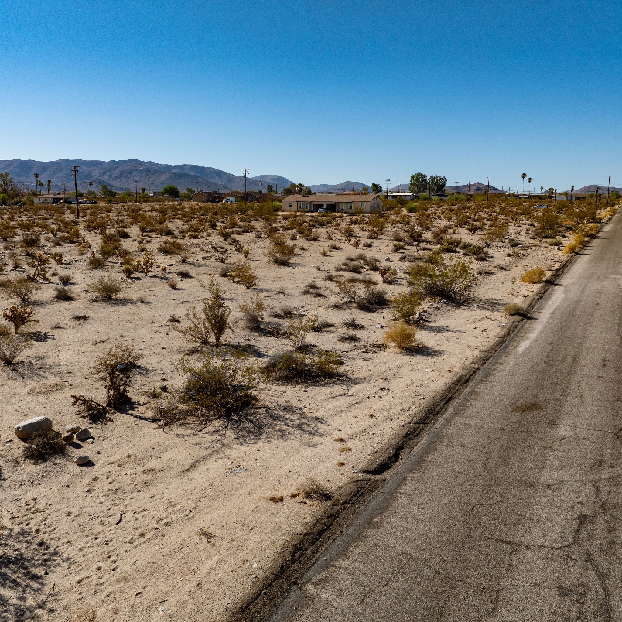 0.69 Acre Twentynine Palms, San Bernardino County, CA (Power, Water, & Paved Road)