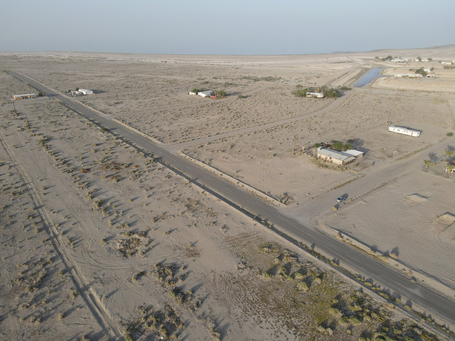 0.23 Acre Salton City, Imperial County, CA (Water & Paved Road)